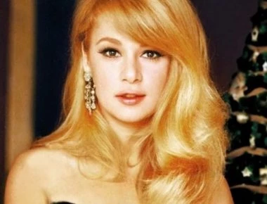 «Με την Αλίκη Βουγιουκλάκη συνδέθηκα τόσο πολύ σαν να ήταν η μαμά μου» αναφέρει η Άριελ Κωνσταντινίδη (βίντεο)